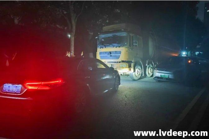 松山湖分局聯(lián)合城管分局連續(xù)蹲點，截停偷排槽罐車